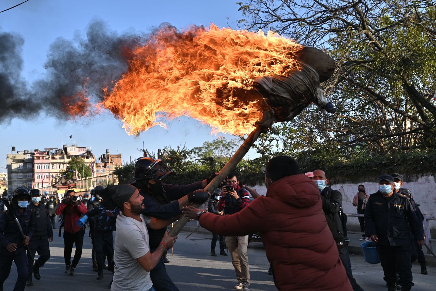 मूल्यवृद्धिको विरोधमा अनेरास्ववियु गर्‍यो प्रधानमन्त्री देउवाको पुतला दहन (फोटो फिचर)